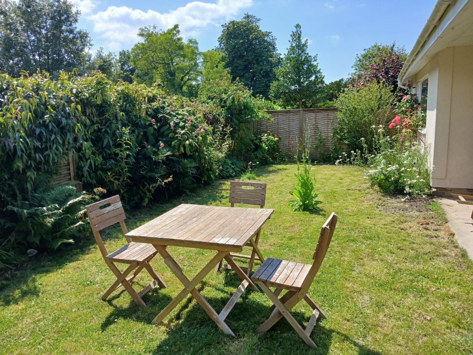Peaceful Glastonbury Bungalow - Ideally Located Exterior foto